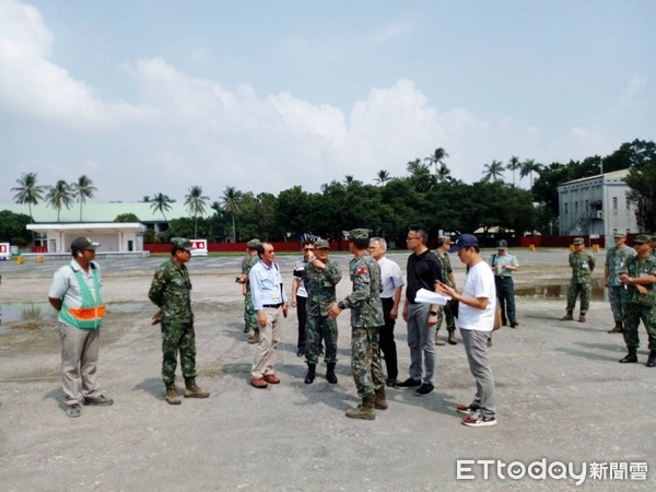 ▲屏東縣政府衛生局施丞貴局長等人會同陸軍司令部副司令黃國明中將等人到航特部空訓中心了解官兵眼睛不適狀況             。（圖／記者陳崑福翻攝）