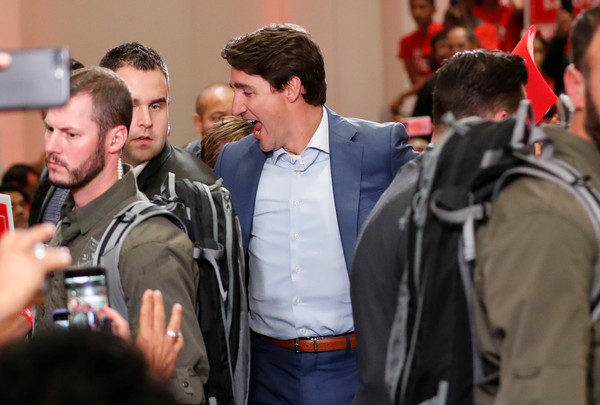 ▲▼加拿大總理總理杜魯道（Justin Trudeau）安全受到威脅，依然如常競選，身邊多了許多保鑣。（圖／路透）
