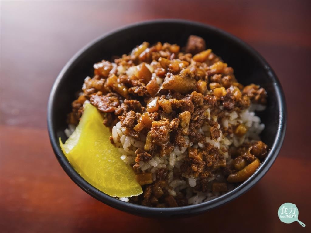 滷肉飯上的黃蘿蔔製作拆解！。（圖／食力提供）