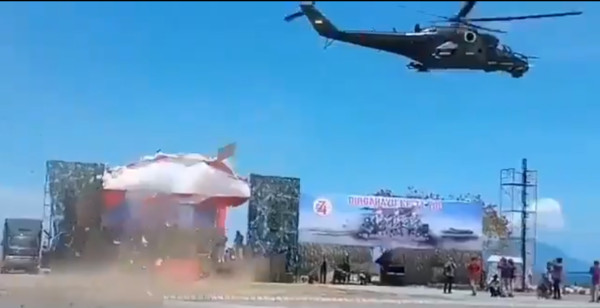 ▲▼印尼Mi-35P攻擊直升機，超低空飛行吹翻觀禮台。（圖／翻攝自Sukhoi Su-57 frazor twitter）