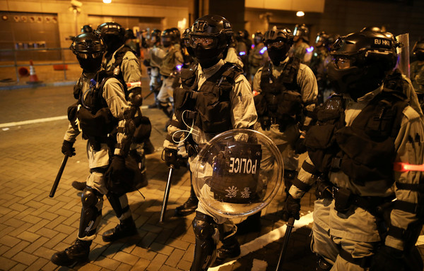 ▲▼「罷鷲」活動中，警方出動多名警力驅散示威者。（圖／路透）