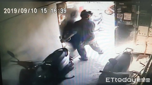 ▲▼樹林公寓鐵門沒關被竊嫌盯上,拿工具鬆了螺絲就偷。(圖/記者陳豐德翻攝)