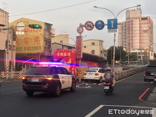 ▲斗六市西平路地下道15日傍晚一輛白色小轎車卡在兩米機車道口。（圖／記者蔡佩旻翻攝）