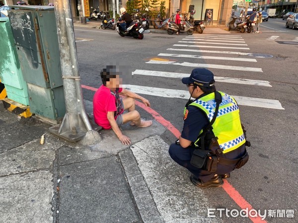 ▲台中市第三警分局東區所警員13日下午尋獲被通報失聯的劉姓老嬤。（圖／警方提供）