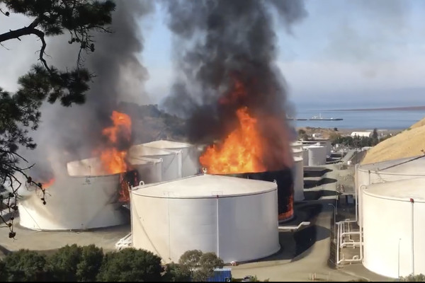 ▲舊金山灣區一座煉油廠的儲存設施發生爆炸，並且釀成大火。(圖／達志影像／美聯社）