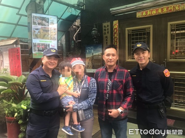 ▲▼邰智源（左一）、坤達（右一）體驗警察拍攝「一日系列」，巧遇媽媽弄丟2歲童，與警加入協尋。（圖／記者陳以昇翻攝）
