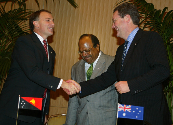 ▲▼澳洲、紐西蘭與巴布亞紐幾內亞外交部長握手，簽屬協議成立「布干維爾島過渡小組」，推動當地自治與和平進程。。（圖／達志影像／美聯社）