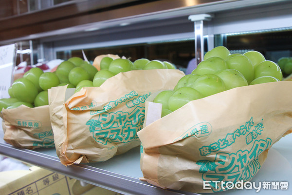 ▲靜岡皇冠哈密瓜每顆2000元　樂軒也賣起日本高級水果禮盒。（圖／記者黃士原攝）