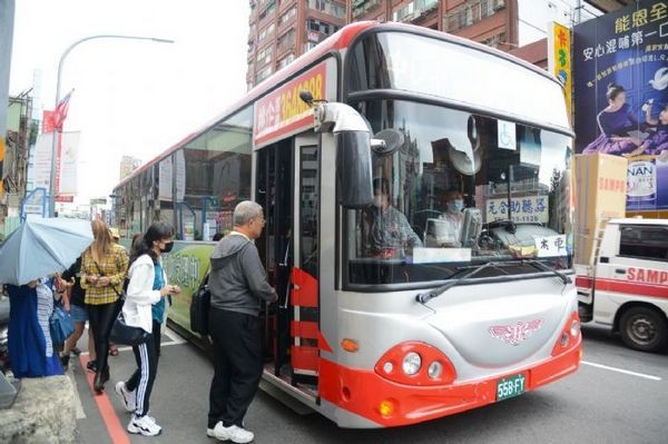 ▲桃園舉辦「搭公車抽百萬，五星級司機您來評」活動。（圖／市府提供）