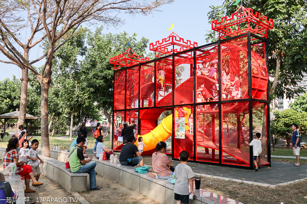 ▲台中太平新福公園,探索迷宮。（圖／攝影師《一起趴趴照》，請勿隨意翻拍，以免侵權。）