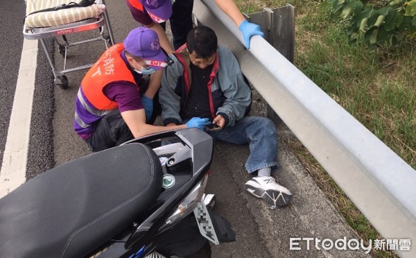 ▲彭姓男子17日上午騎車誤闖國道，疑因緊張自撞護欄摔車，警方與救護人員現場救護。（圖／記者沈繼昌翻攝）