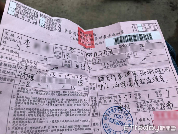 斗南鎮李姓民眾15日酒後騎腳踏車搖晃，遭員警發現酒駕開罰單。（圖／記者蔡佩旻攝）