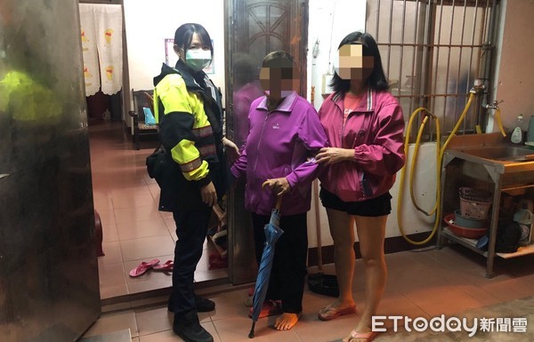 ▲桃園市平鎮區葉姓老婦17日凌晨疑似與女兒吵架後負氣離家，女警尋獲後耐心勸導協助返家與女兒團聚。（圖／記者沈繼昌翻攝）