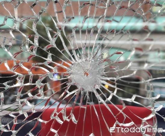 ▲桃園市國民黨籍市議員劉安祺服務處17日傍晚遭槍擊，子彈貫穿玻璃。（圖／記者沈繼昌翻攝）