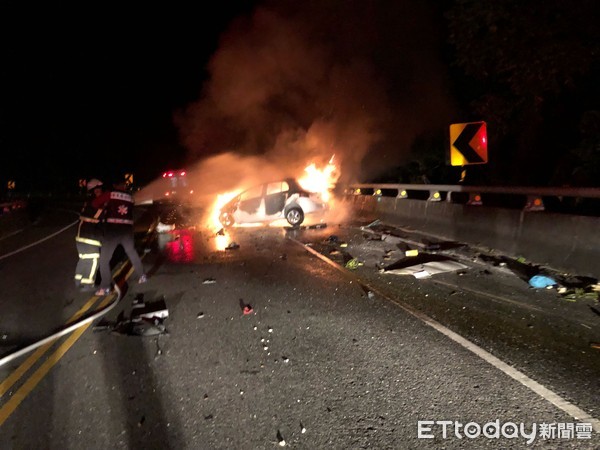 ▲強大的撞擊力讓車體起火燃燒，駕駛明顯死亡。（圖／記者楊均典翻攝）