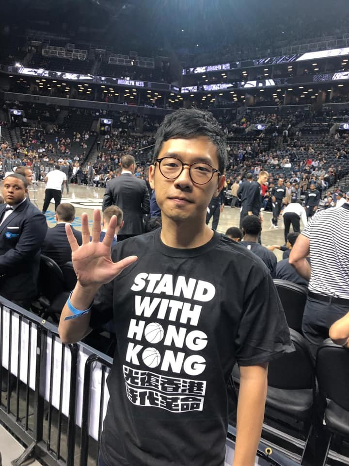 ▲▼港人穿Stand With Hong Kong 黑衫高呼口號　紐約NBA季前賽有撐港行動。（圖／翻攝自臉書／羅冠聰 Nathan Law）