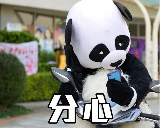 ▲▼ 中市警局16日發布交通宣導照片，讓可愛的「熊貓」當主角，模擬一連串外送員會遇上的危險情境。（圖／翻攝自臉書／TCPB 局長室）