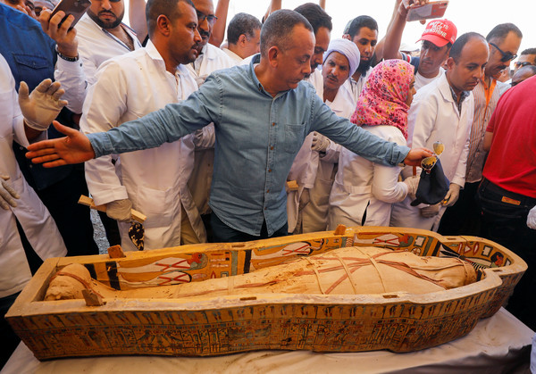 ▲▼埃及考古團隊在埃及盧克索（Luxor）帝王谷（Valley of the Kings）出土30具3000年前的完整木乃伊與棺木。（圖／路透）