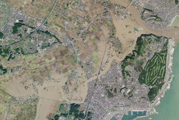 ▲▼衛星圖像顯示哈吉貝對日本的影響，圖中河流為那珂川。（圖／路透）