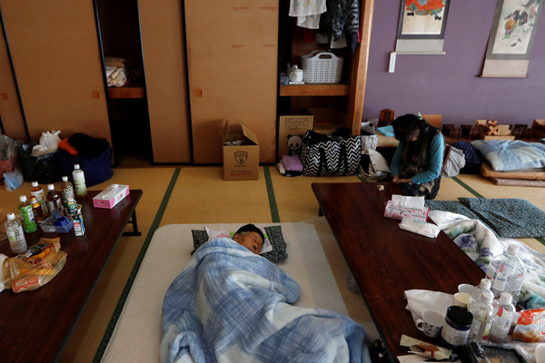 ▲▼颱風哈吉貝重創日本，災民在避難中心歇息。（圖／路透）