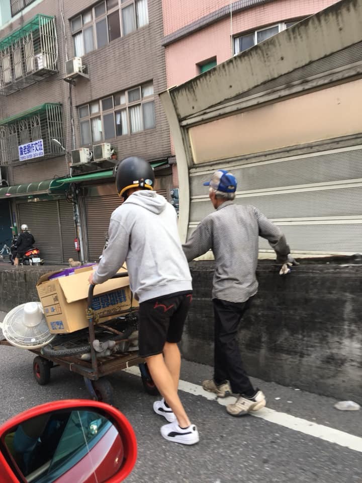 機車停橋上！三峽「溫暖大男孩」幫白髮瘦弱伯推回收車　萬人讚爆：想認識。（圖／翻攝「爆廢公社」臉書社團）