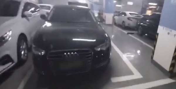 ▲▼奧迪停車庫消失！車主一看監視器傻了。（圖／翻攝自微博）