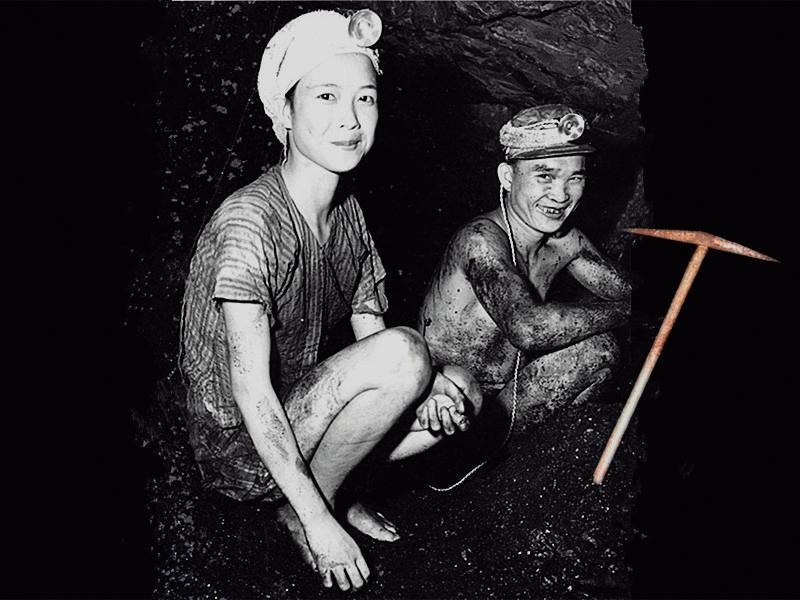礦坑原本有女礦工（左），直到1964年，蔣宋美齡要求政府下令禁止女性入坑為止。（周朝南提供）