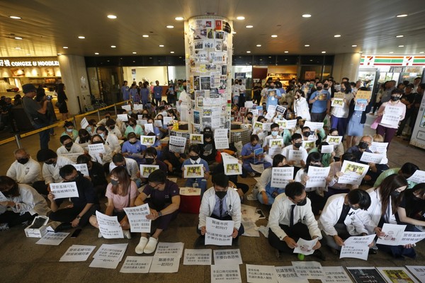 ▲香港多間醫院醫護靜坐抗議。（圖／香港01授權）