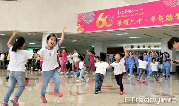 ▲北榮六十週年快閃舞。(圖/北榮提供) ▲北榮六十週年快閃舞。(圖/北榮提供)