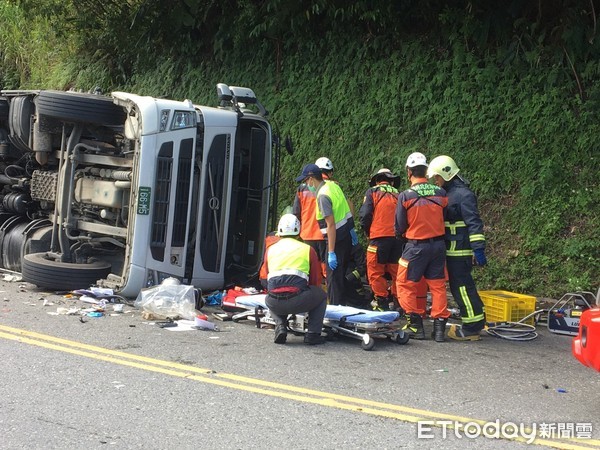 ▲▼蘇花公路114.5 k東澳路段，連結車與自小客擦撞，1男2女受傷，東澳路段交管搶通中。（記者游芳男翻攝，下同）