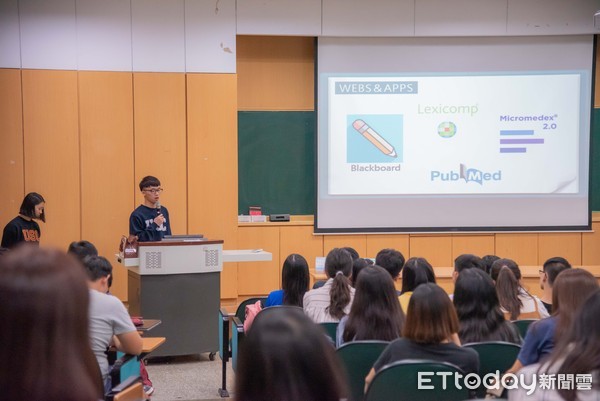 ▲嘉南藥理大學今年暑假選送14位學生分別前往美國與日本，進行臨床藥學實習，校方舉行海外研習經驗分享會，現場吸引眾多師生與會聆聽，座無虛席。（圖／記者林悅翻攝，下同）