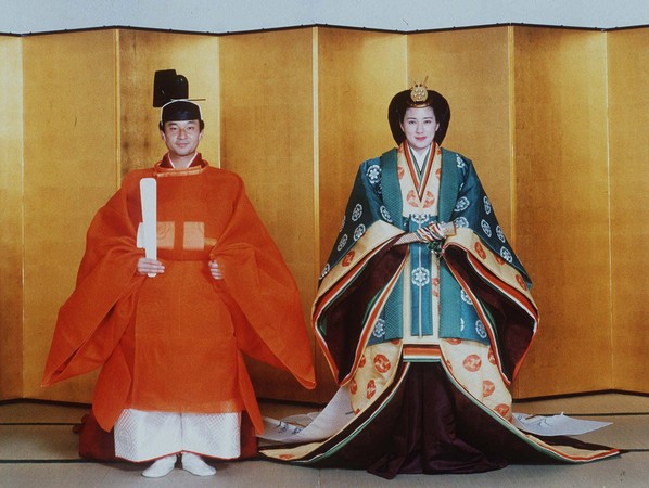 ▲德仁和雅子妃在1993年6月2日結婚前，身穿傳統結婚禮服。（圖／達志影像／美聯社）