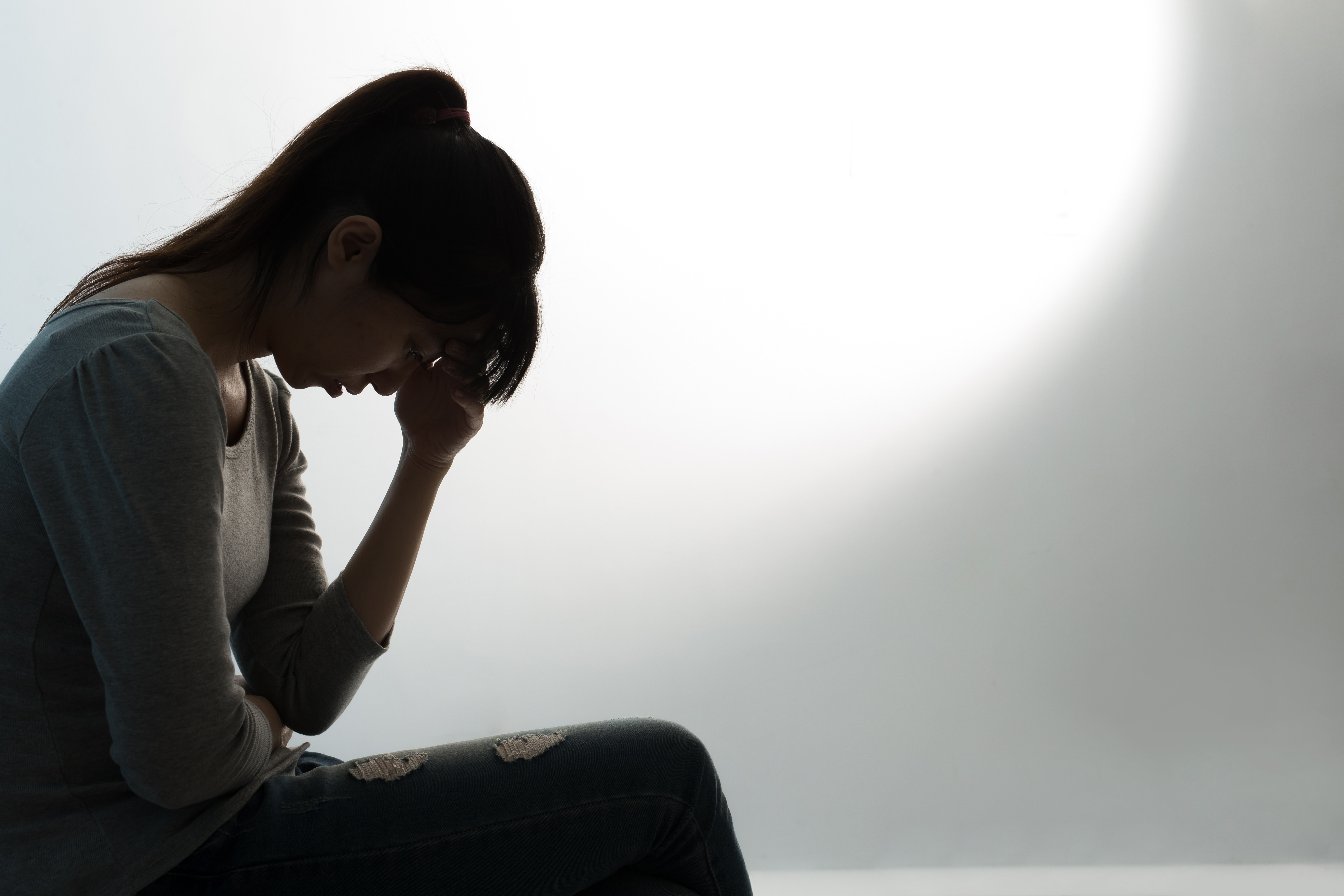 ▲▼示意圖,社會,性侵,暴力,成人,女,女孩,挫折,哭,焦慮,獨,悲傷,鬱悶,暗,孤單,創傷,情緒,哭,情緒,電腦,色情,片子。(圖/123RF)