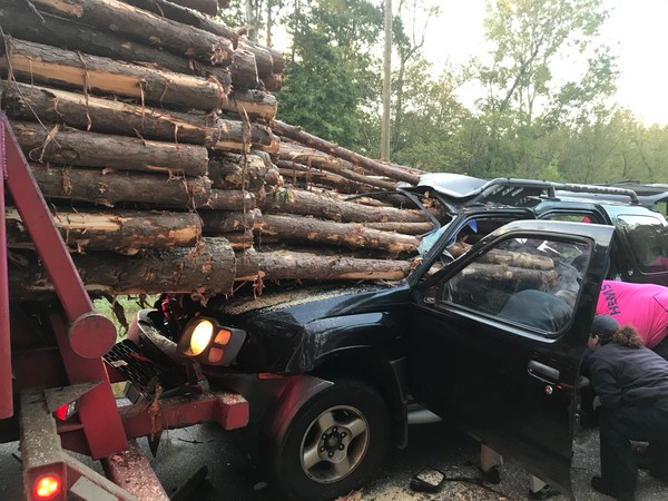 ▲▼美國喬治亞州（Georgia）一名駕駛卡車，幾十根原木貫穿車輛，幸運生還。（圖／翻攝自Facebook／Whitfield County Fire）