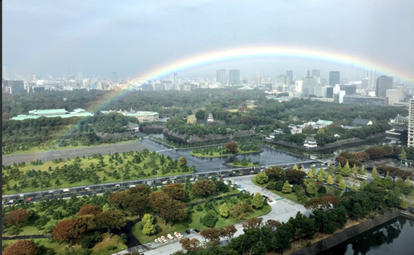 ▲即位儀式前，天空放晴，出現大彩虹。（圖／翻攝自Twitter／zigokumaru）