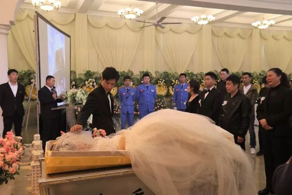 ▲▼ 徐世南在殯儀館與愛妻進行婚禮 。（圖／翻攝自微博／大連成）