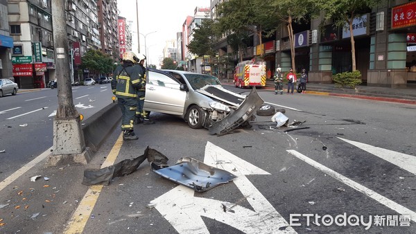 ▲▼快訊／永春捷運站外車禍！　駕駛自撞分隔島車頭全毀。（圖／記者邱顯燁攝）