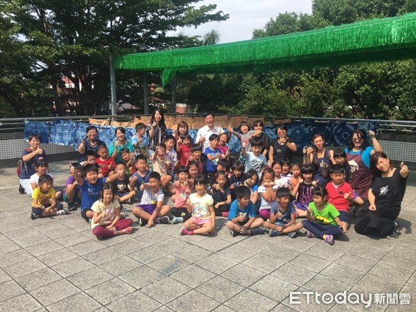 ▲南大附小邀請三股國小,兩校親師生52人,一起利用紅樹科的紅海欖枝條和藍靛來染布,學生透過熱染與冷染方式,分別完成多樣化的作品,讓學童笑開懷。(圖/記者林悅攝,下同) ▲南大附小邀請三股國小,兩校親師生52人,一起利用紅樹科的紅海欖枝條和藍靛來染布,學生透過熱染與冷染方式,分別完成多樣化的作品,讓學童笑開懷。(圖/記者林悅攝,下同)