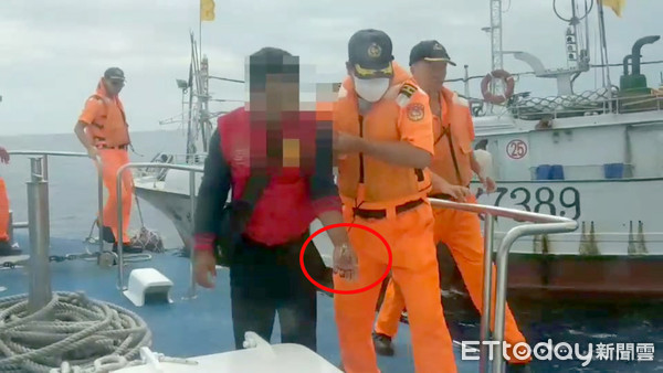 ▲海巡署花蓮海巡隊駕船接駁遭魚鉤穿手的印尼籍漁工。（圖／記者張君豪翻攝）