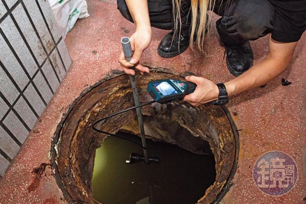 在地下二樓，夏冠群先打開汙水池檢查，發現貓咪並沒有被水沖進去。
