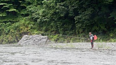 溪邊野釣遇詭異老伯！男大生上前攀談　驚見「人形魚餌」