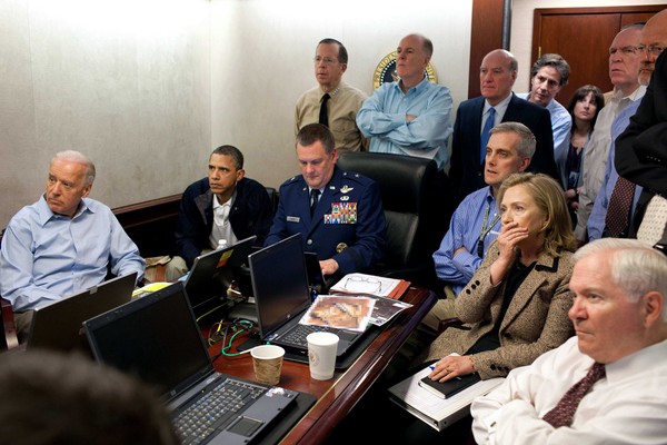 ▲▼2011年歐巴馬政府狙擊賓拉登時的情報室照片。（圖／達志影像／美聯社）