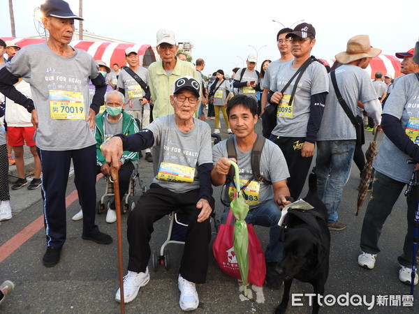 ▲台南市立醫院舉辦「府城健康馬．長照作伙run」路跑活動，99歲黃金從阿伯(中)一起參加路跑活動不老騎士組。（圖／記者林悅翻攝，下同）