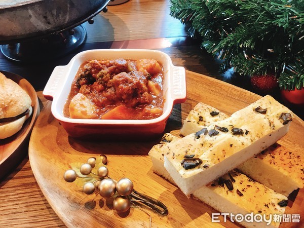 ▲星巴克推出耶誕檔期特定套餐與相關季節商品。（圖／記者蔡惠如攝）