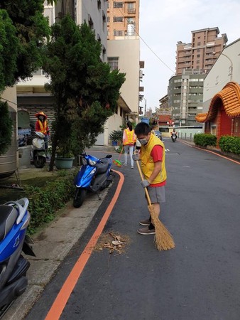 ▲▼信義房屋桃園市中正特區店專案經理黃昭維，每周都去街上打掃人行道，回饋社會。（圖／信義房屋提供）