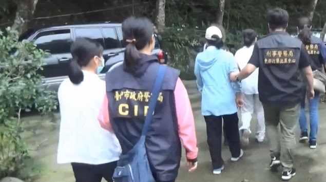 當廚娘2個月被邪教戳瞎雙眼 嬤控「聖母」:那群小孩全叫她媽咪、頭殼壞掉。(圖/東森新聞) 當廚娘2個月被邪教戳瞎雙眼 嬤控「聖母」:那群小孩全叫她媽咪、頭殼壞掉。(圖/東森新聞)