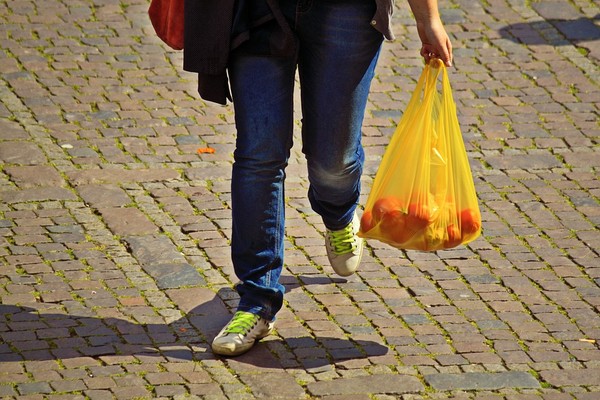 ▲▼買東西,購物,買水果,逛街,塑膠袋,限塑,牛仔褲,球鞋。（圖／Pixabay）