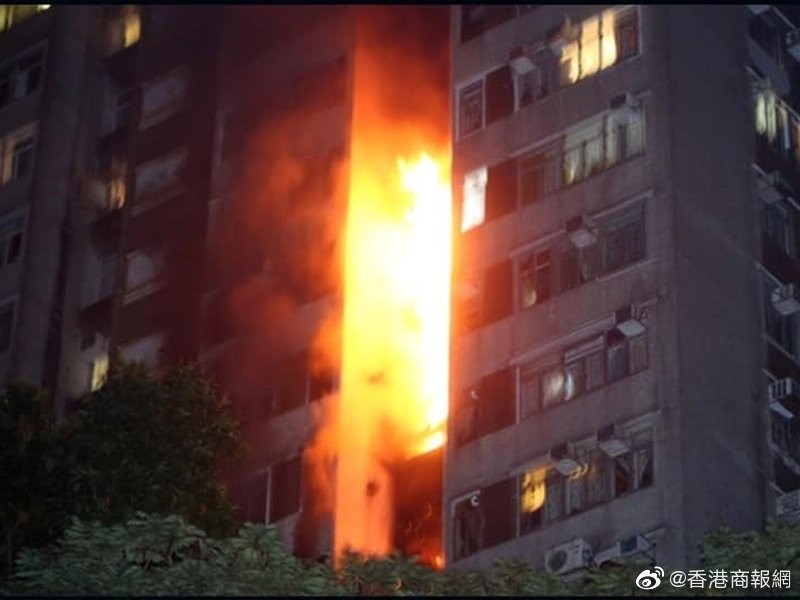 ▲▼香港大圍一住宅突發火災致1死2傷，現場超過600名住戶被緊急疏散。（圖／翻攝微博）