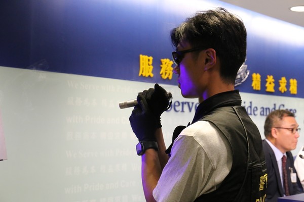 ▲香港少年遊行涉藏鐳射筆　官改控藏攻擊性武器裁罪成。（圖／香港01授權提供）
