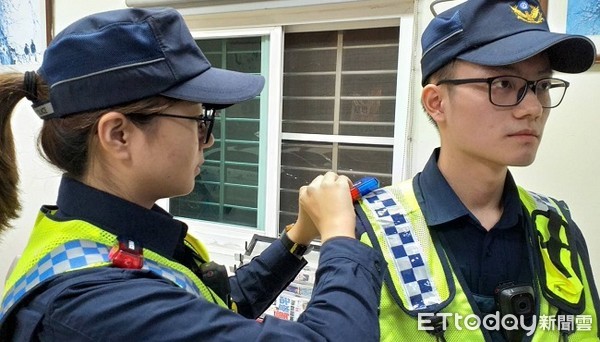 ▲出勤前學姐會先行檢查學弟應勤裝備。（圖／桃園警分局提供）